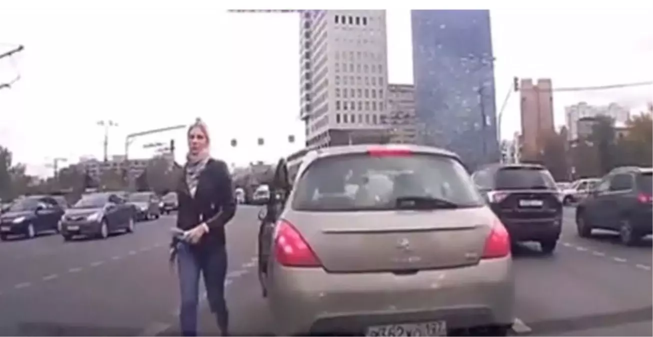 Kadın Sürücü, Makas Atan Sürücünün Aklını Aldı