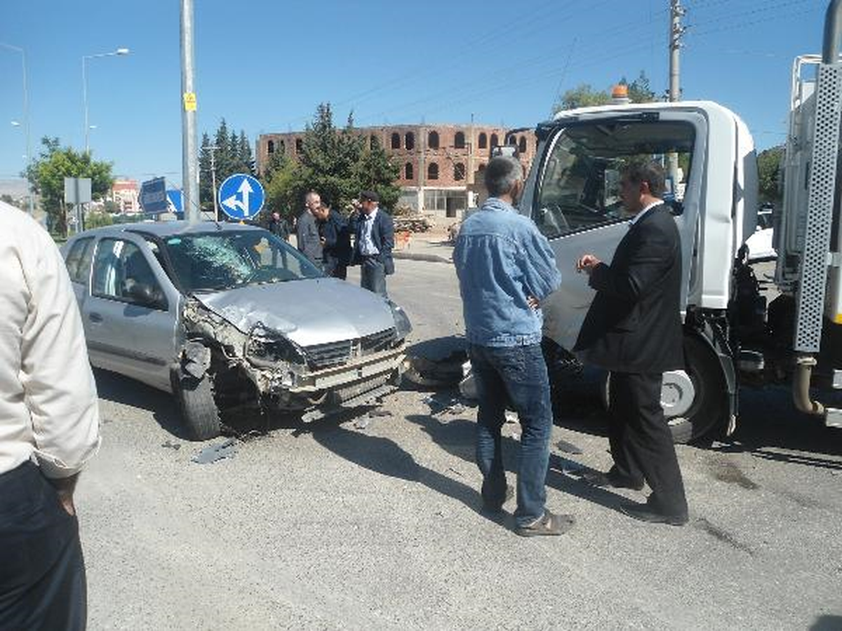 Kahta\'da Çöp Kamyonu ile Otomobil Çarpıştı: 2 Yaralı