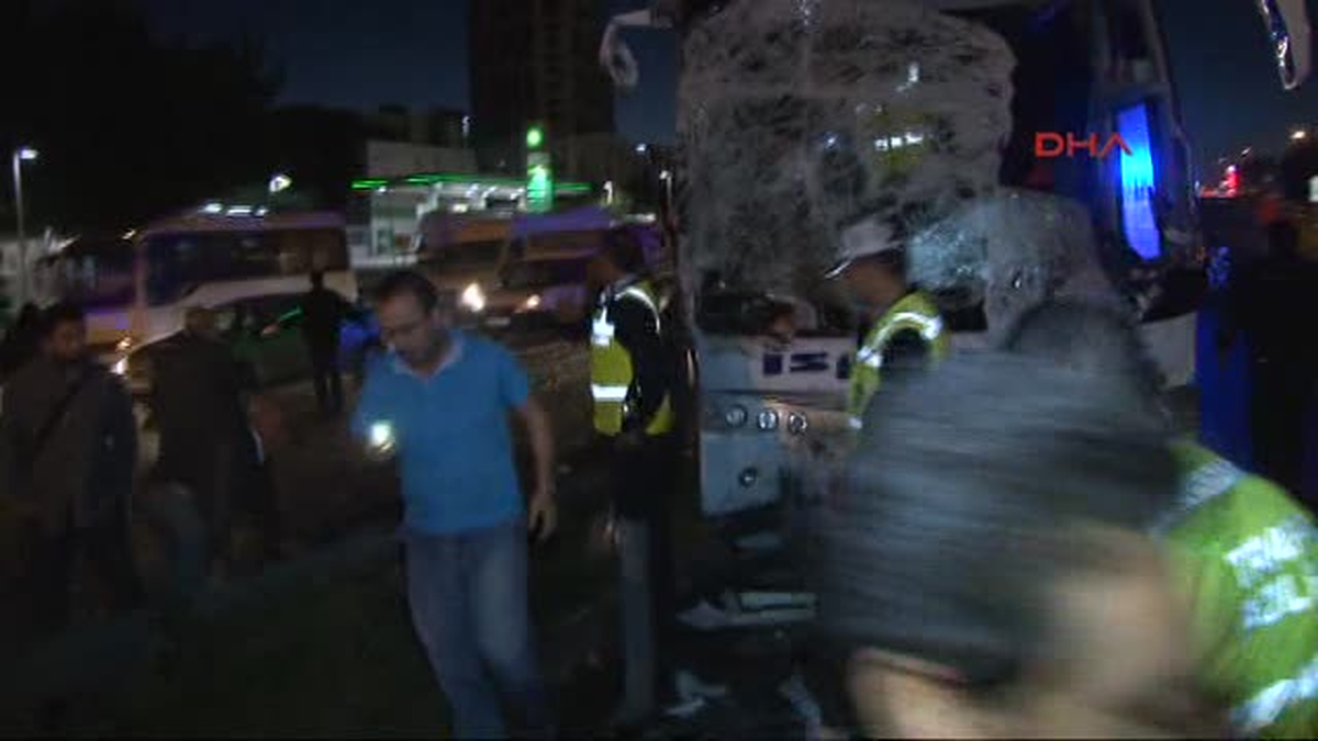 Kartal\'da Otobüs ile Kamyon Çarpıştı
