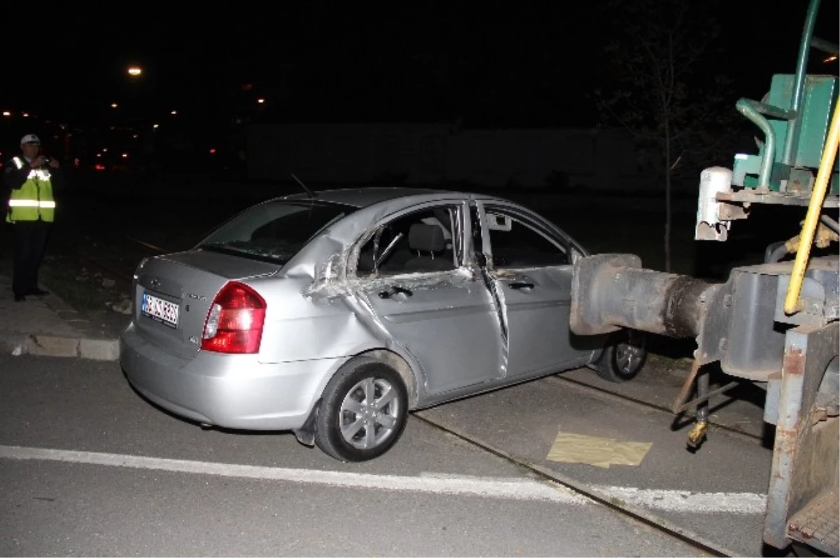 Samsun\'da Lokomotif Otomobile Çarptı: 2 Yaralı