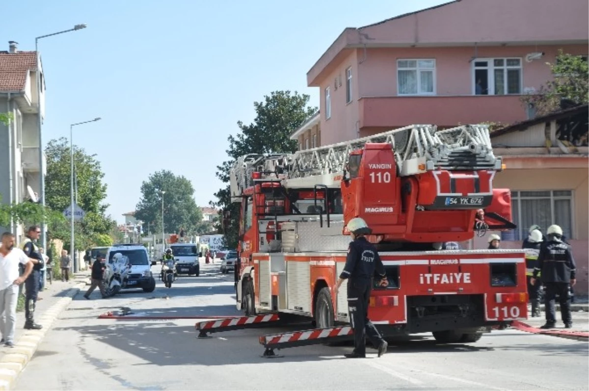 Sakarya\'da Çıkan Yangında Evin Çatısı Kullanılamaz Hale Geldi