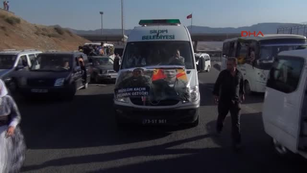 Cizre\'de Yol Kapatan Göstericilere Müdahale