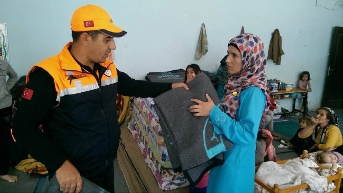 Şanlıurfa\'daki Suriyelilere Battaniye Yardımı