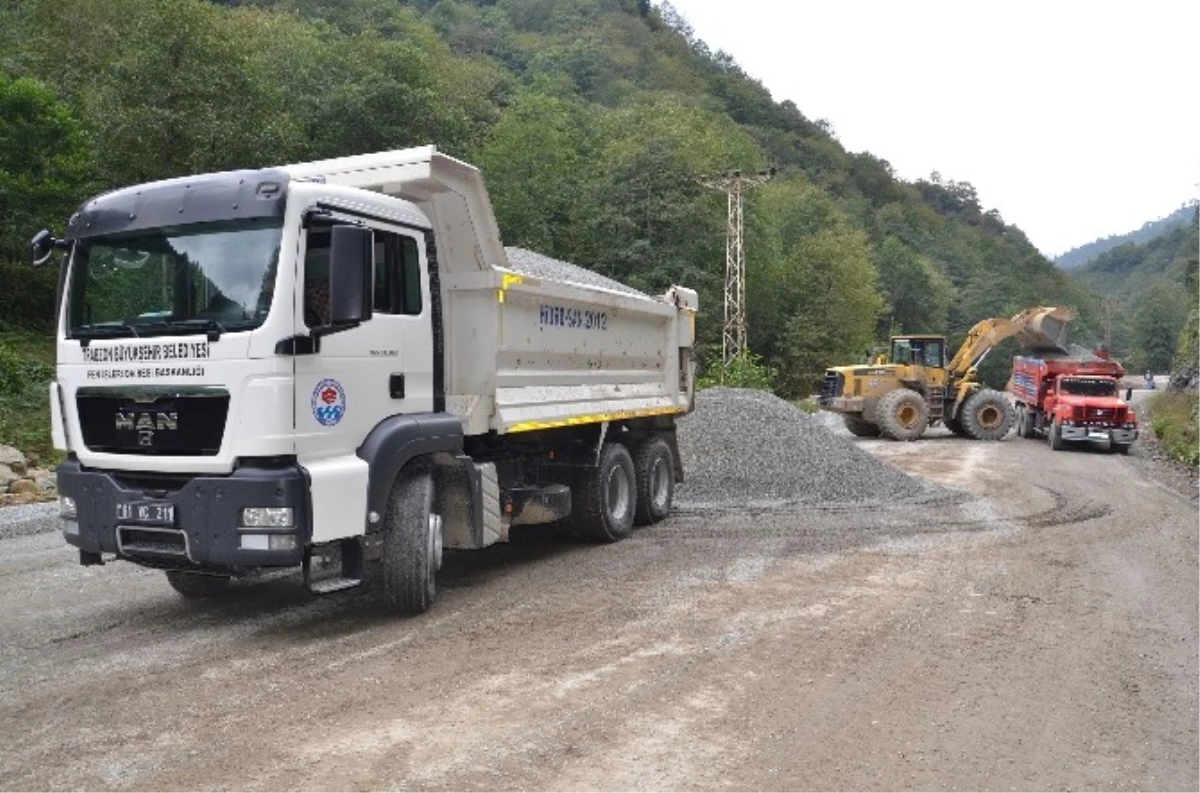 Trabzon Büyükşehir 14.5 Km\'lik Araklı-Yeşilyurt Grup Yolunu Asfaltlıyor