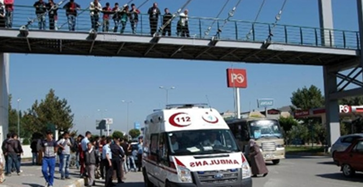 Üst Geçitte İntihar Etmek İsteyen Şahıs, İp Kopunca Yaralı Kurtuldu