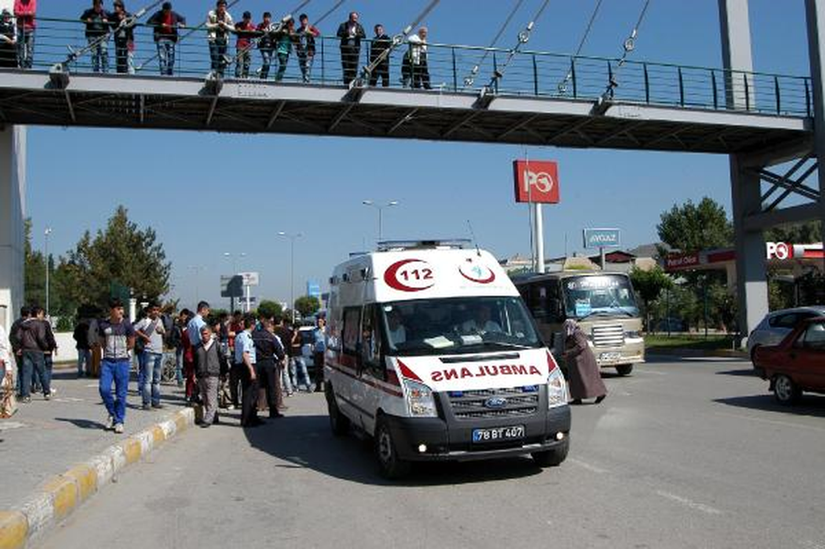 Karabük\'te Üst Geçitte İntihara Kalkıştı, İp Kopunca Yaralı Kurtuldu