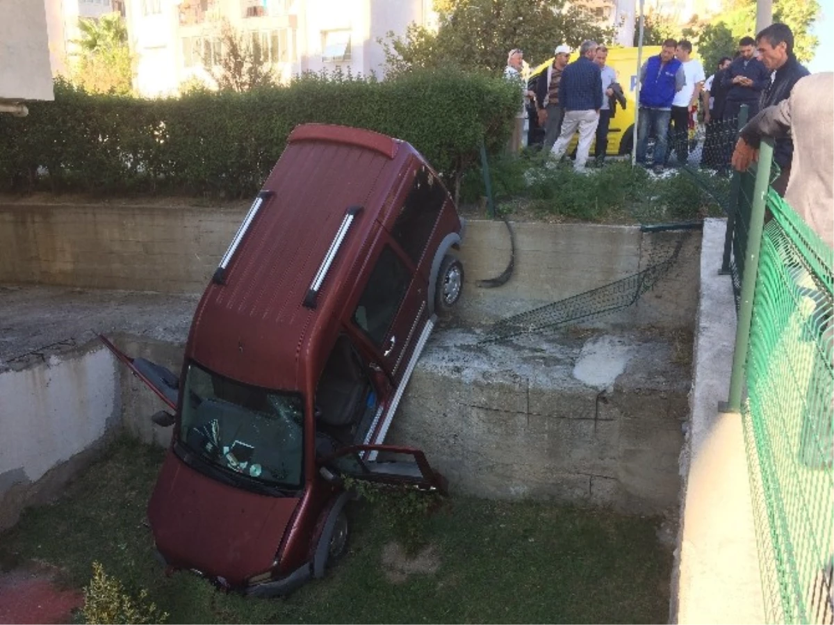 Zırhlı Posta Aracıyla Çarpışan Otomobil Sitenin Bahçesine Uçtu: 1 Yaralı