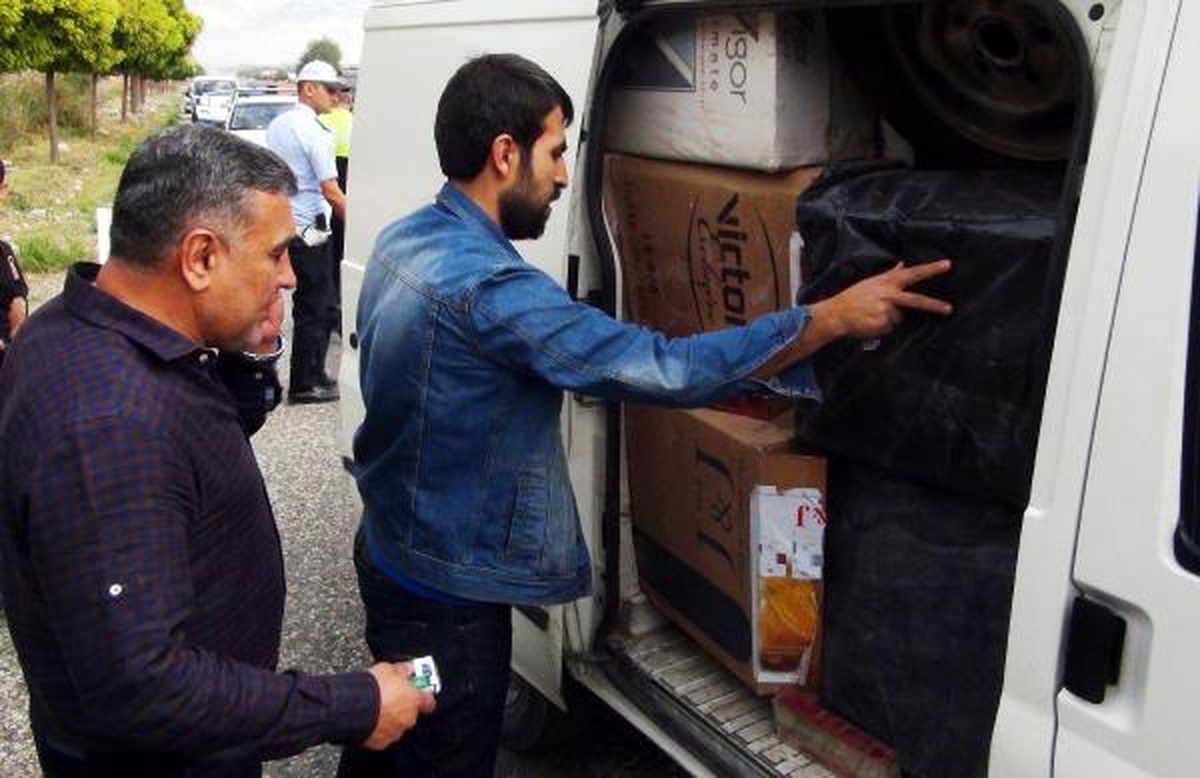 2 Minibüsten 100 Bin Paket Kaçak Sigara Çıktı