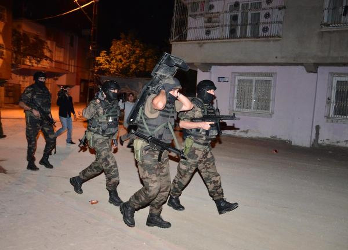 Adana'da 1000 Polisle 28 Adrese Şafak Operasyonu