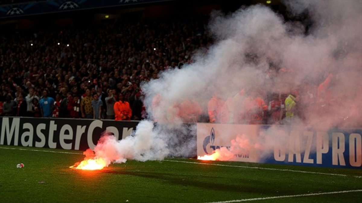 Arsenal Maçında Sahaya Atılan Meşalelerden Dolayı Galatasaray\'a Ceza Gündemde