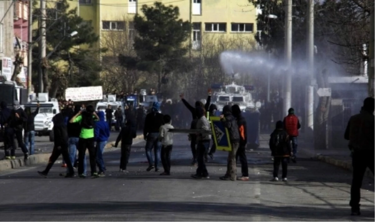 Diyarbakır\'da İzinsiz Yürüyüşe Polis Müdahalesi