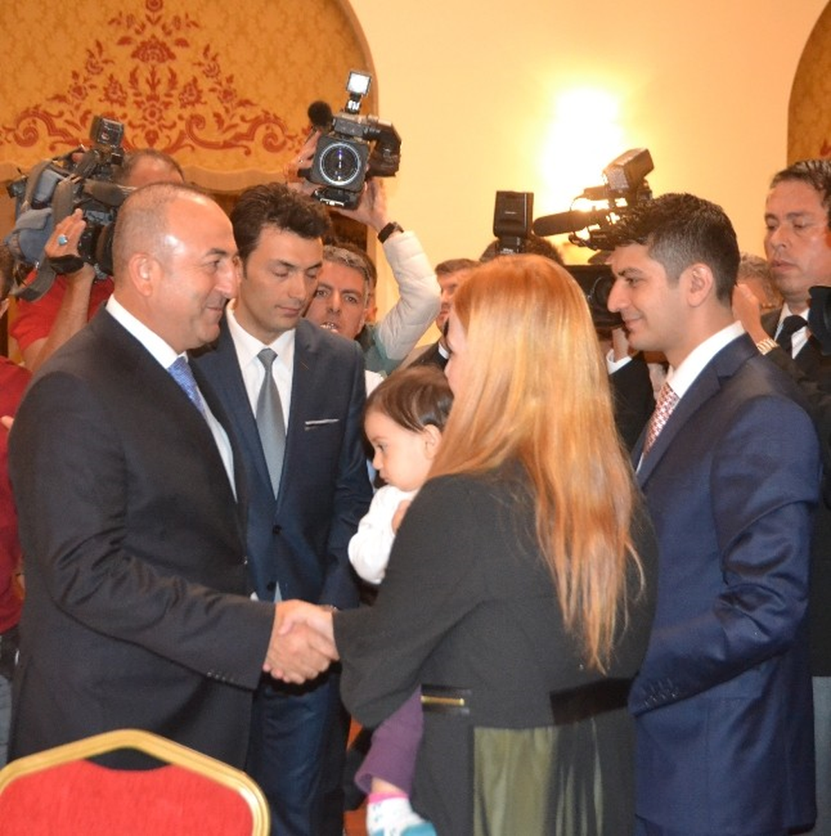 Bakan Çavuşoğlu, Musul\'da Alıkonulan Konsolosluk Çalışanları ile Bir Araya Geldi