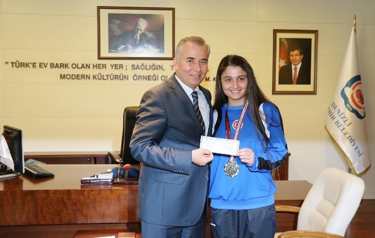 Başkan Zolan\'dan İşitme Engelli Sporculara Ödül