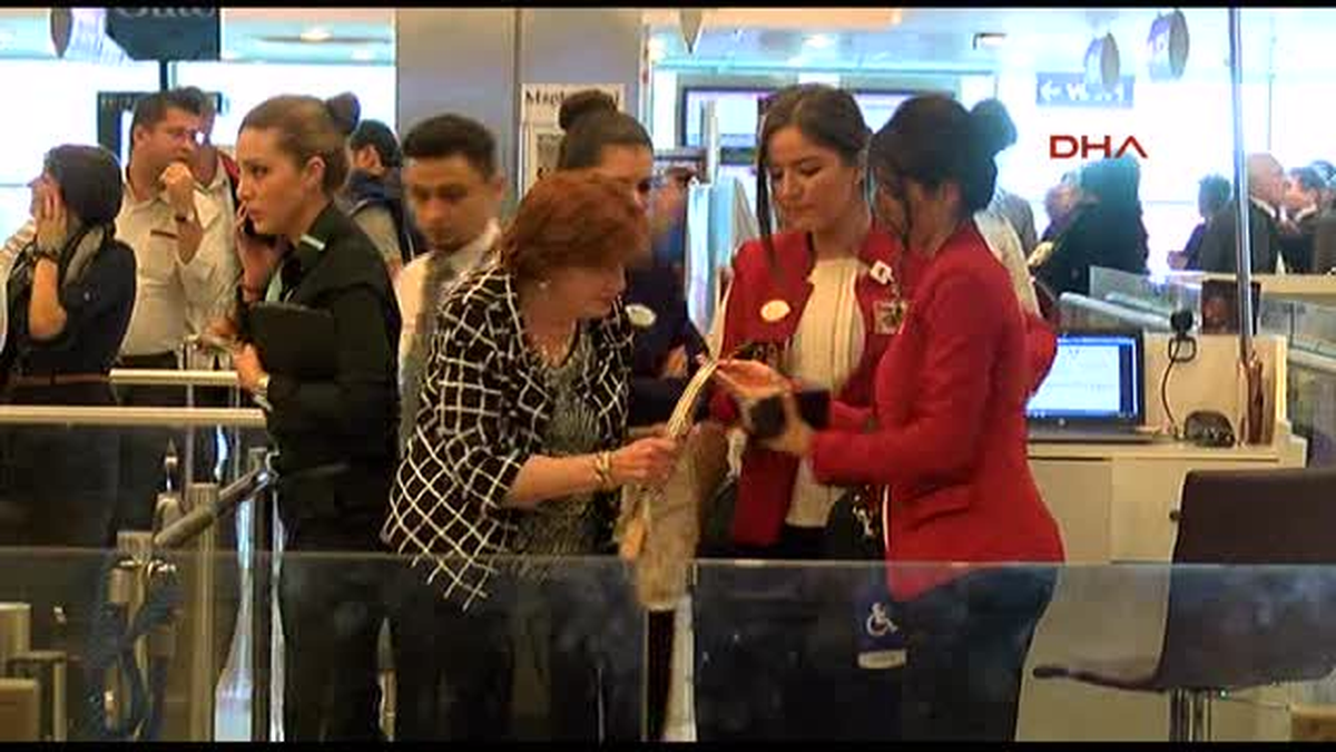 Boeıng\'ın Başkan Yardımcısı, Annesini Dudağından Öperek Karşıladı
