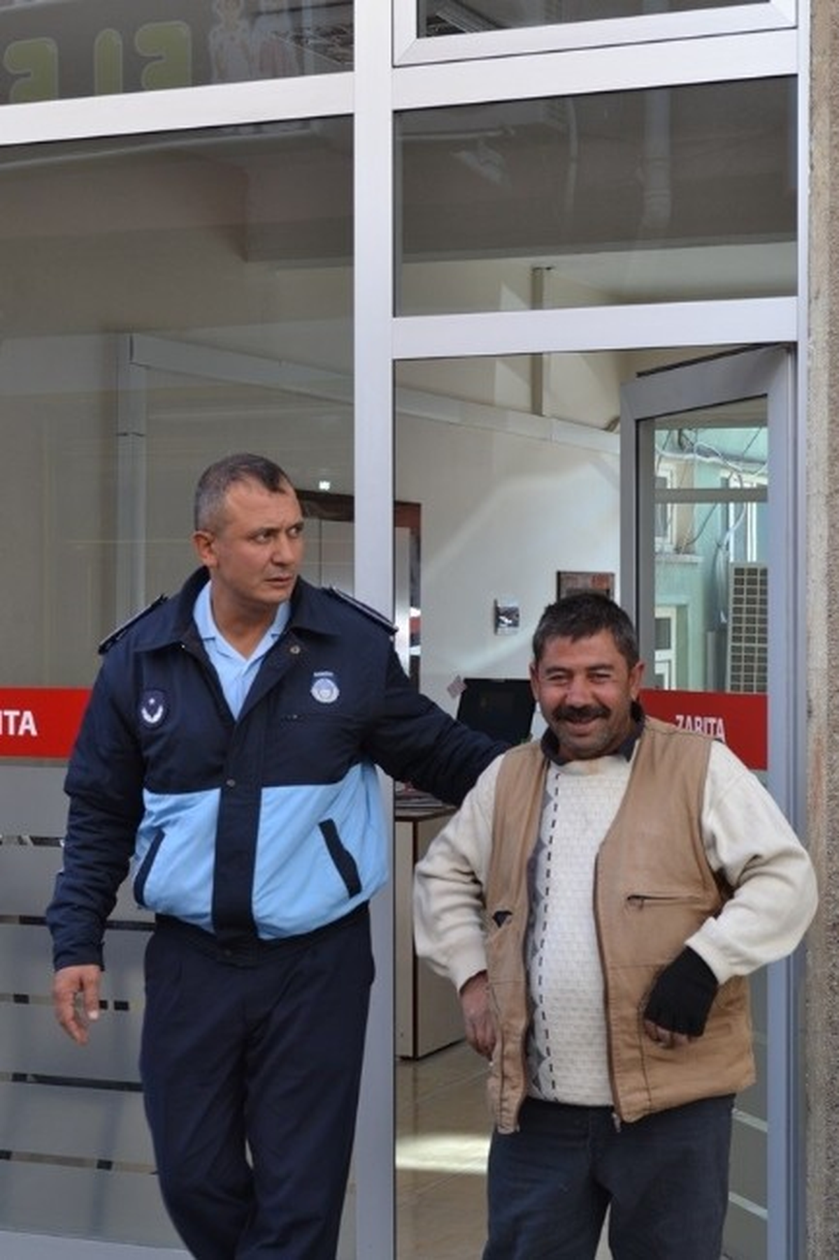 Bor\'da Dilencilere Geçit Yok