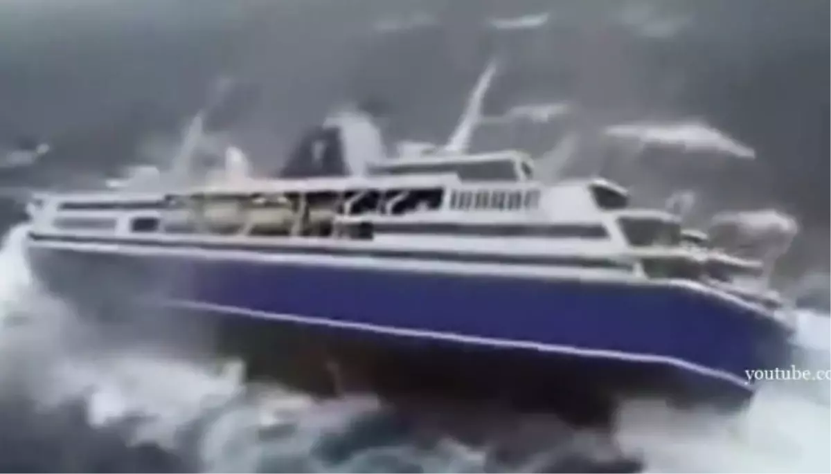 Dev Dalgalar Yolcu Gemisini Yutuyordu