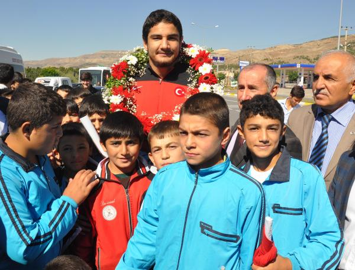 Dünya Şampiyonu Akgül\'e Sivas\'ta Coşkulu Karşılama