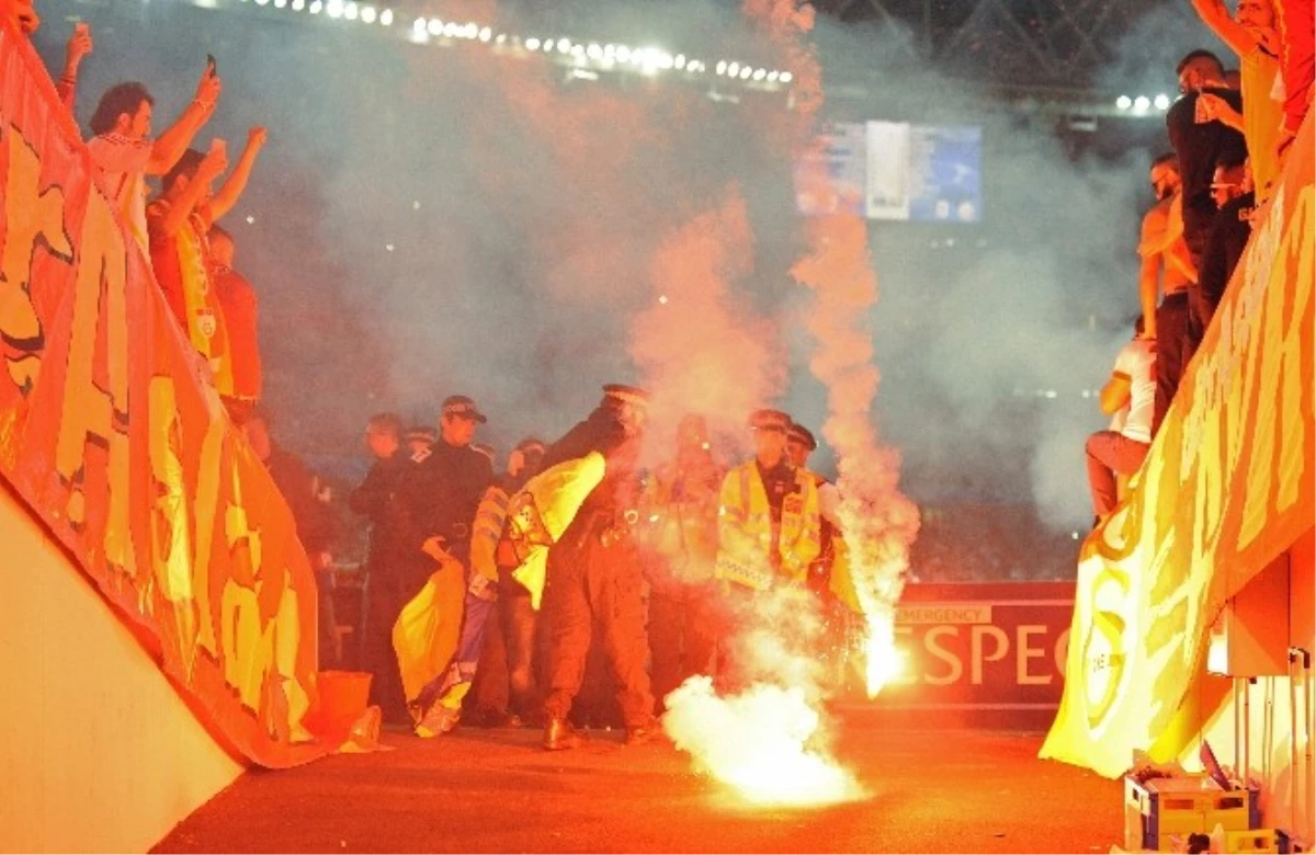 Galatasaraylı Taraftarlardan Meşale Yağmuru