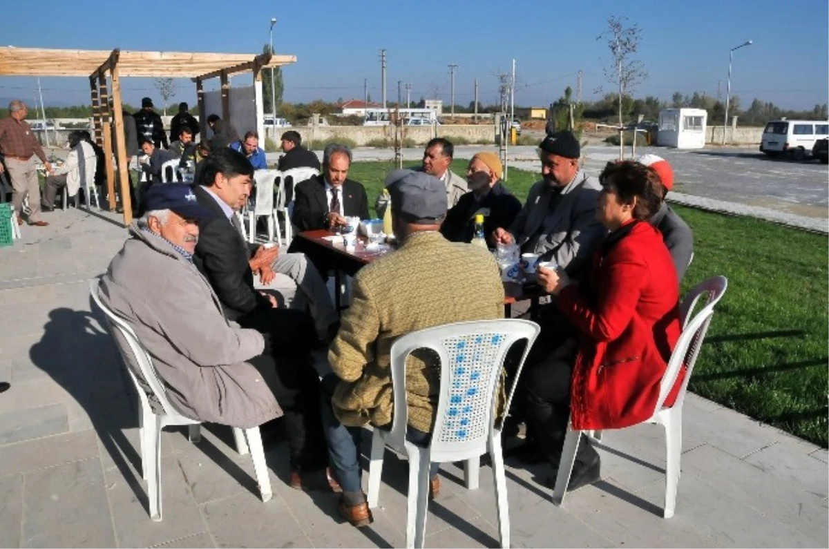 Hayvan Pazarında Ücretsiz Çorba ve Çay İkramı