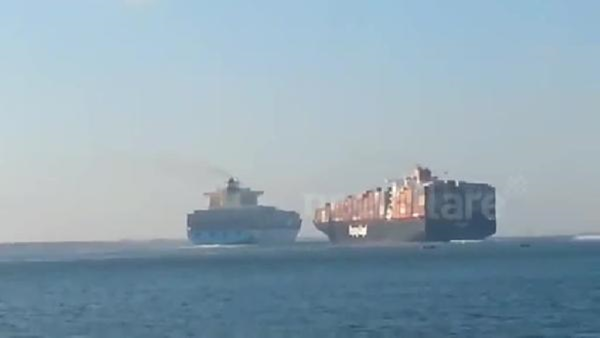 İki Dev Gemi Süveyş Kanalı'nda Çarpıştı