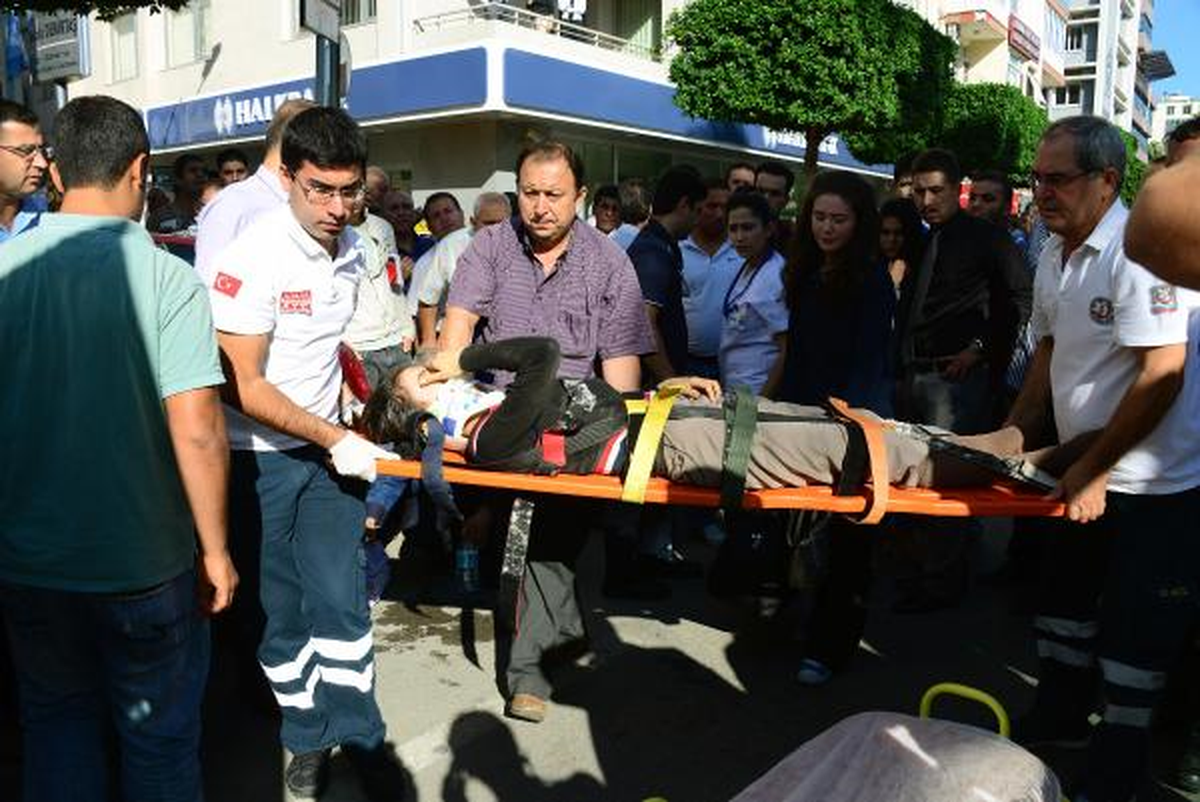 Kadın Sürücü Yaya Geçidinde Genç Kıza Çarptı