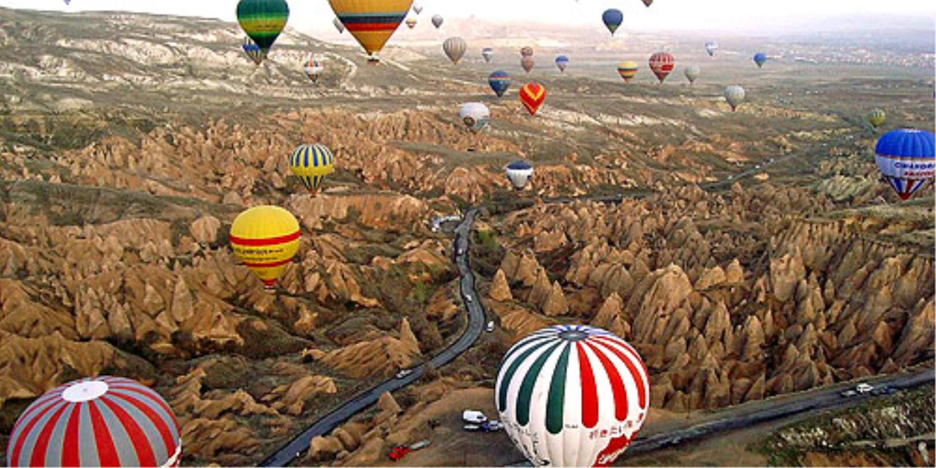 Kapadokya\'da Balonlar Meme Kanserine Dikkat Çekmek İçin Havalandı