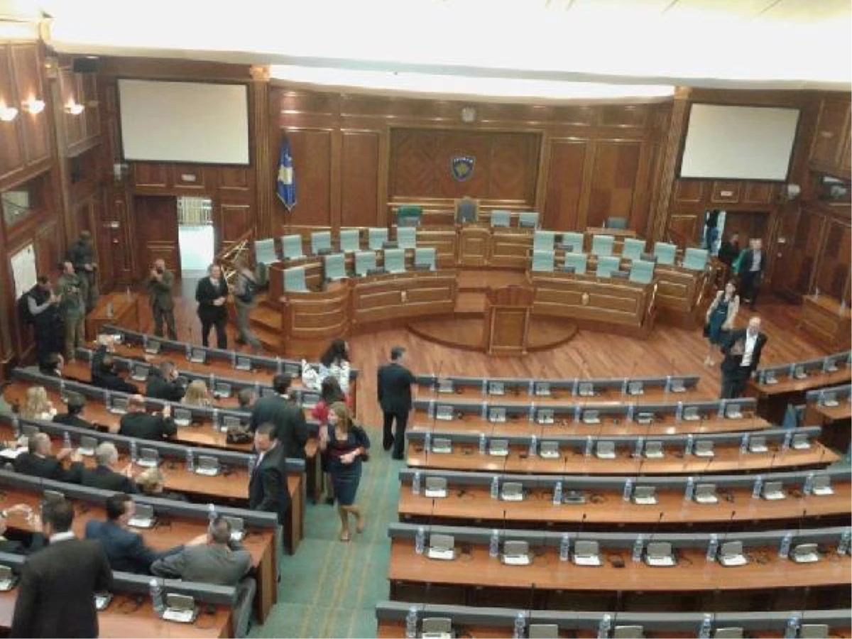 Kosova Meclisi Genel Kurul Salonunda Protesto