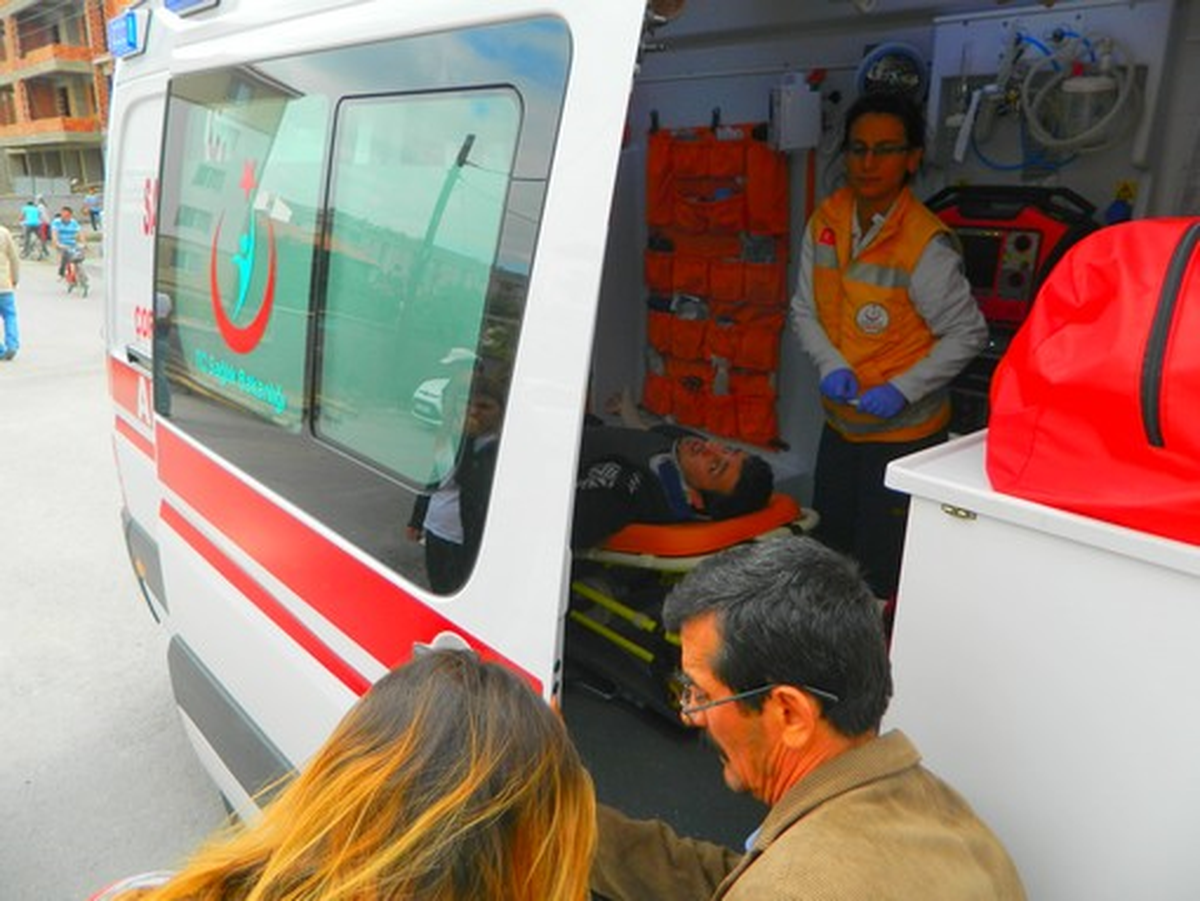 Osmancık\'ta Şehir İçinde Minibüs Otomobile Çarptı:1 Yaralı