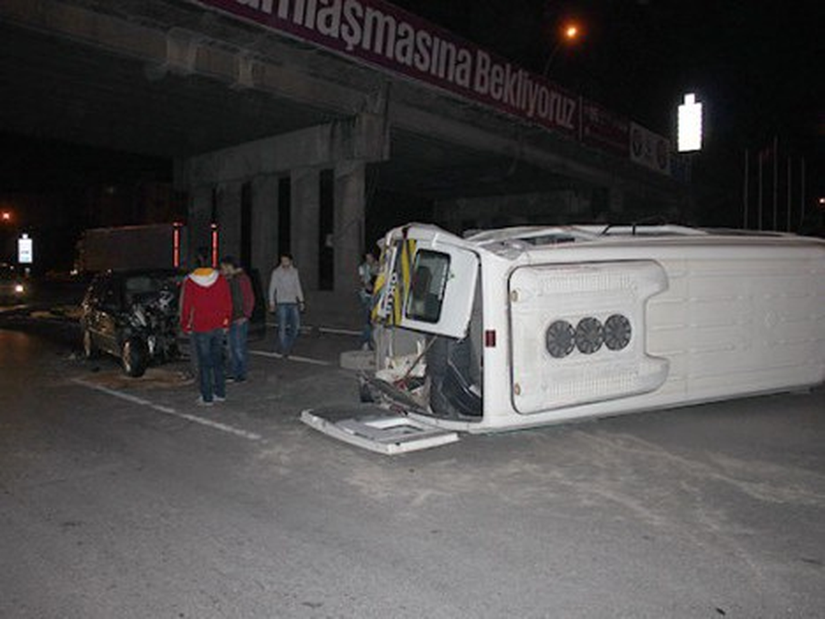 İzmit\'te Otomobil Servis Minibüsüne Çarptı: 2 Yaralı