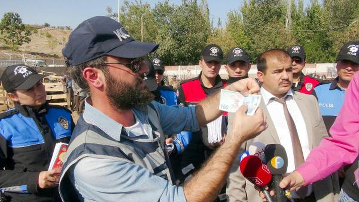 Polisten Kurban Pazarında Dolandırıcılık Uyarısı