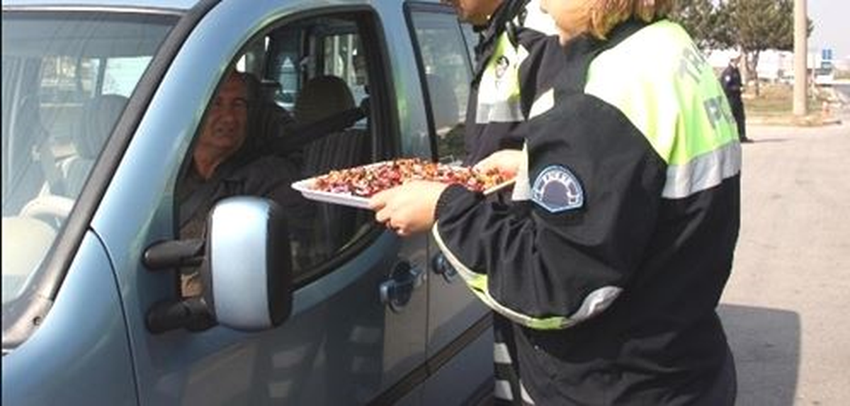 Polisten Sürücülere Bayram Şekeri