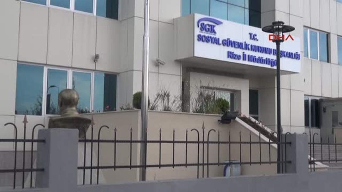 Rize\'de \'Atatürk Büstü Ters\' Tepkisi