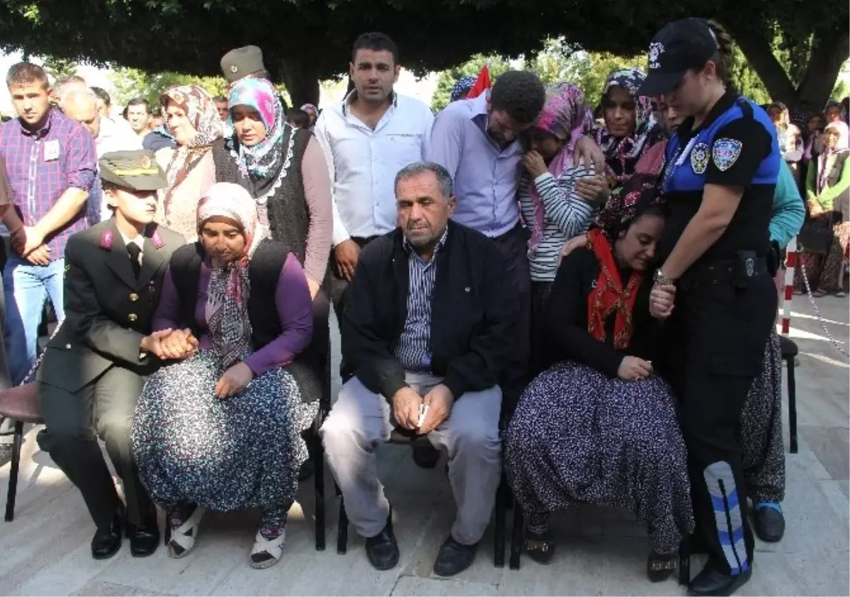 Şehit Uzman Onbaşının Cenazesinde Kadın Polis Gözyaşlarına Boğuldu