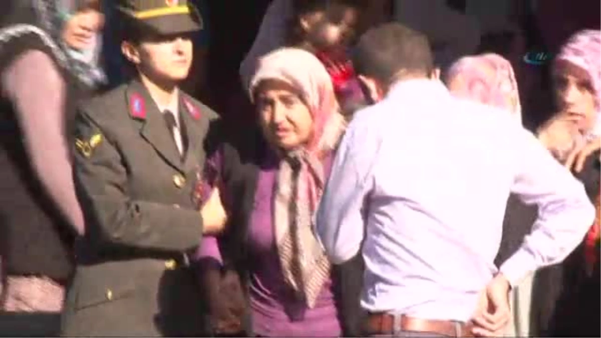 Şehit Uzman Onbaşının Cenazesinde Kadın Polis Gözyaşlarına Boğuldu