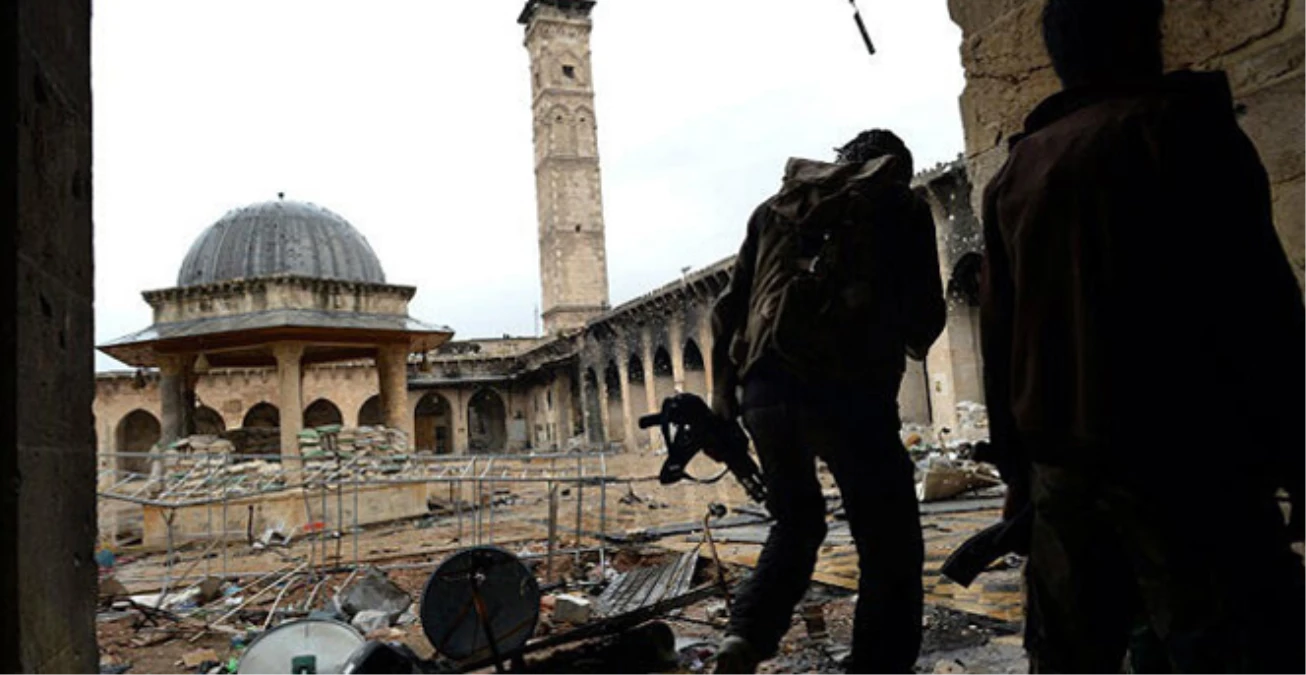 Suriye'de Tarihi Camiye Roket Atıldı