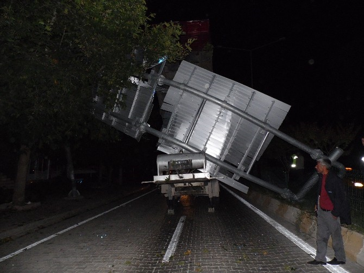 Tır\'ın Dorsesi Açık Kaldı, Facianın Eşiğinden Dönüldü