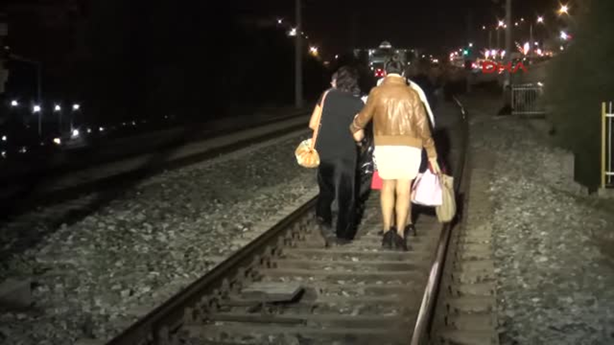 Trenin Üzerine Doğru Yürüyerek İntihar Etti