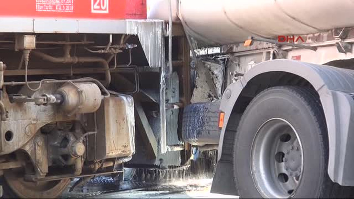 Yük Treni, Yağ Yüklü Tankere Çarptı