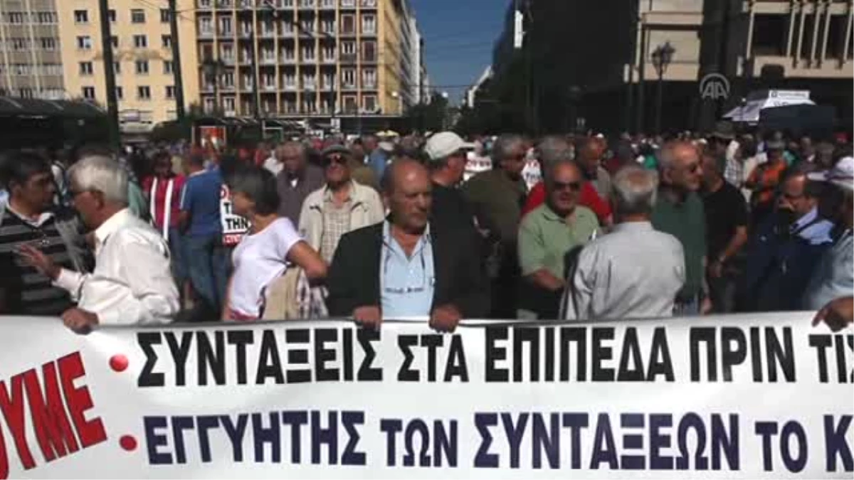 Yunanistan\'da Emeklilerden Maaş Protestosu