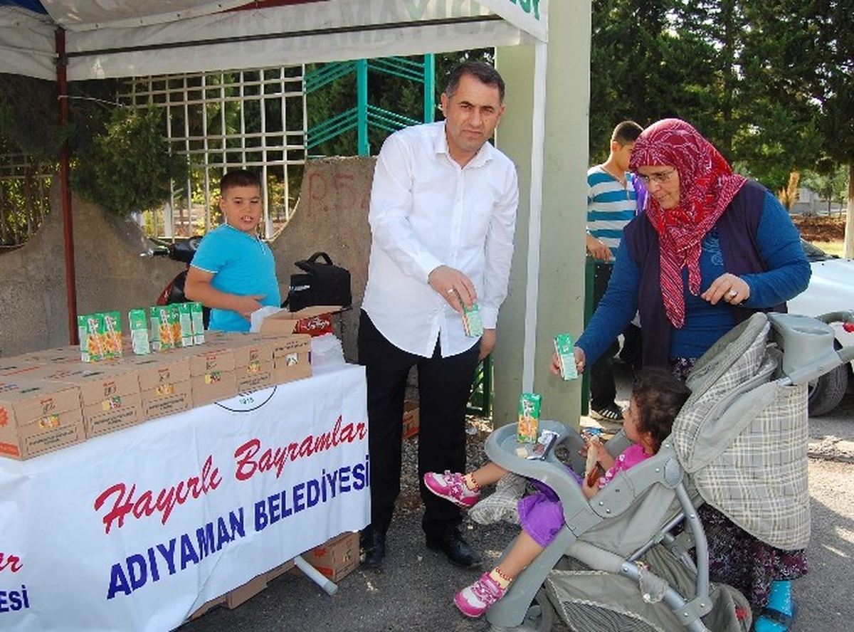 Adıyaman Belediyesi\'nden Mezarlıkta Bisküvi ve Meyve Suyu Dağıtımı