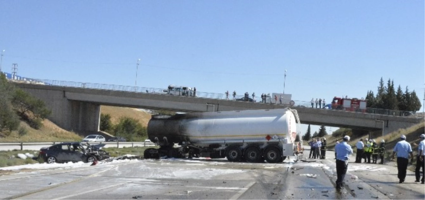Akaryakıt Tankeri Otomobile Çarptı: 8 Yaralı