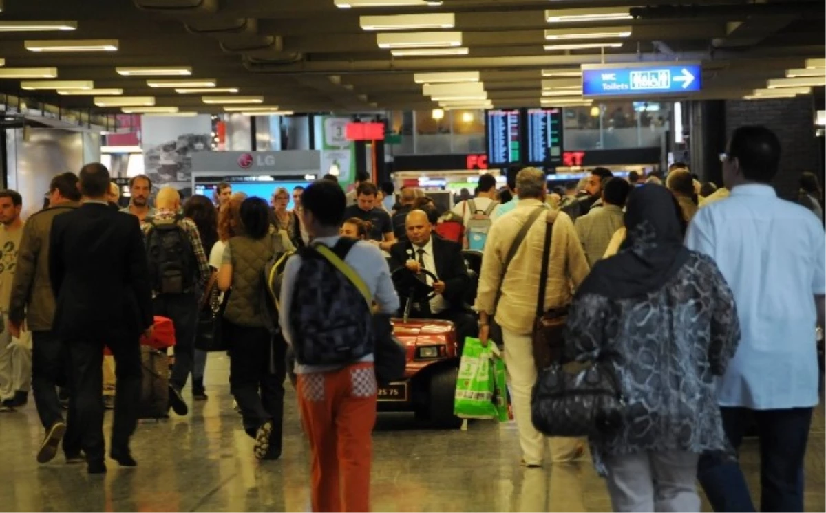 Atatürk Havalimanı\'nda Bayram Yoğunluğu
