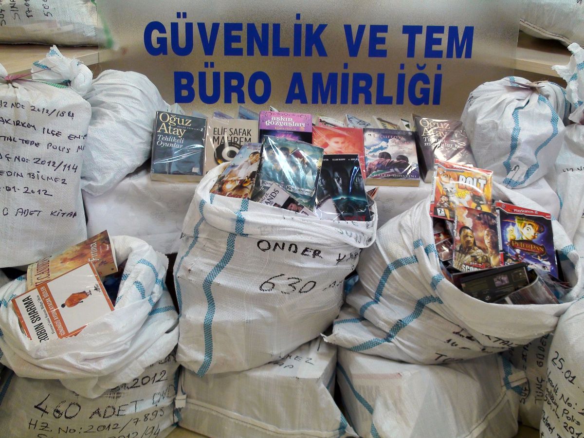 Bakırköy\'de 505 Bandrolsüz Kitap Ele Geçirildi