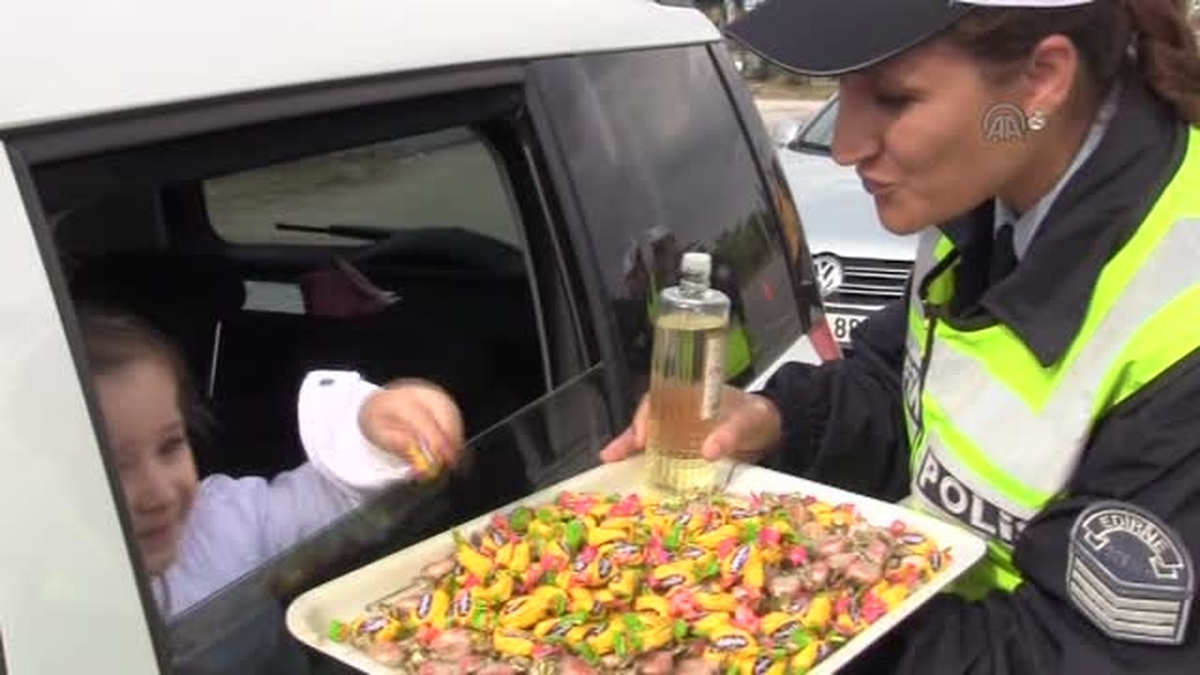 Bayram Trafiğine Kolonyalı Şekerli Uygulama