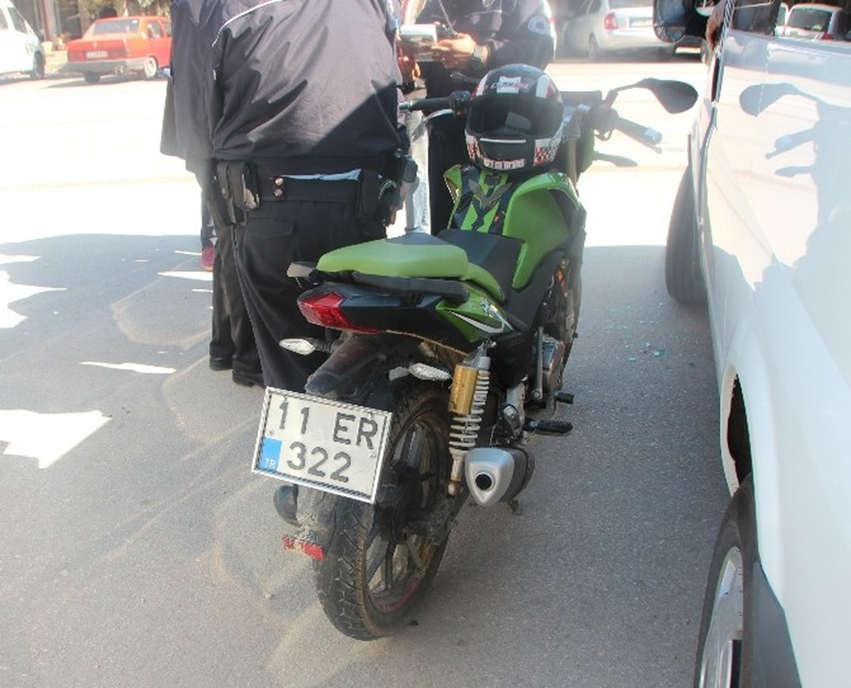 Bilecik\'te Minibüsle Motosiklet Çarpıştı: 1 Yaralı