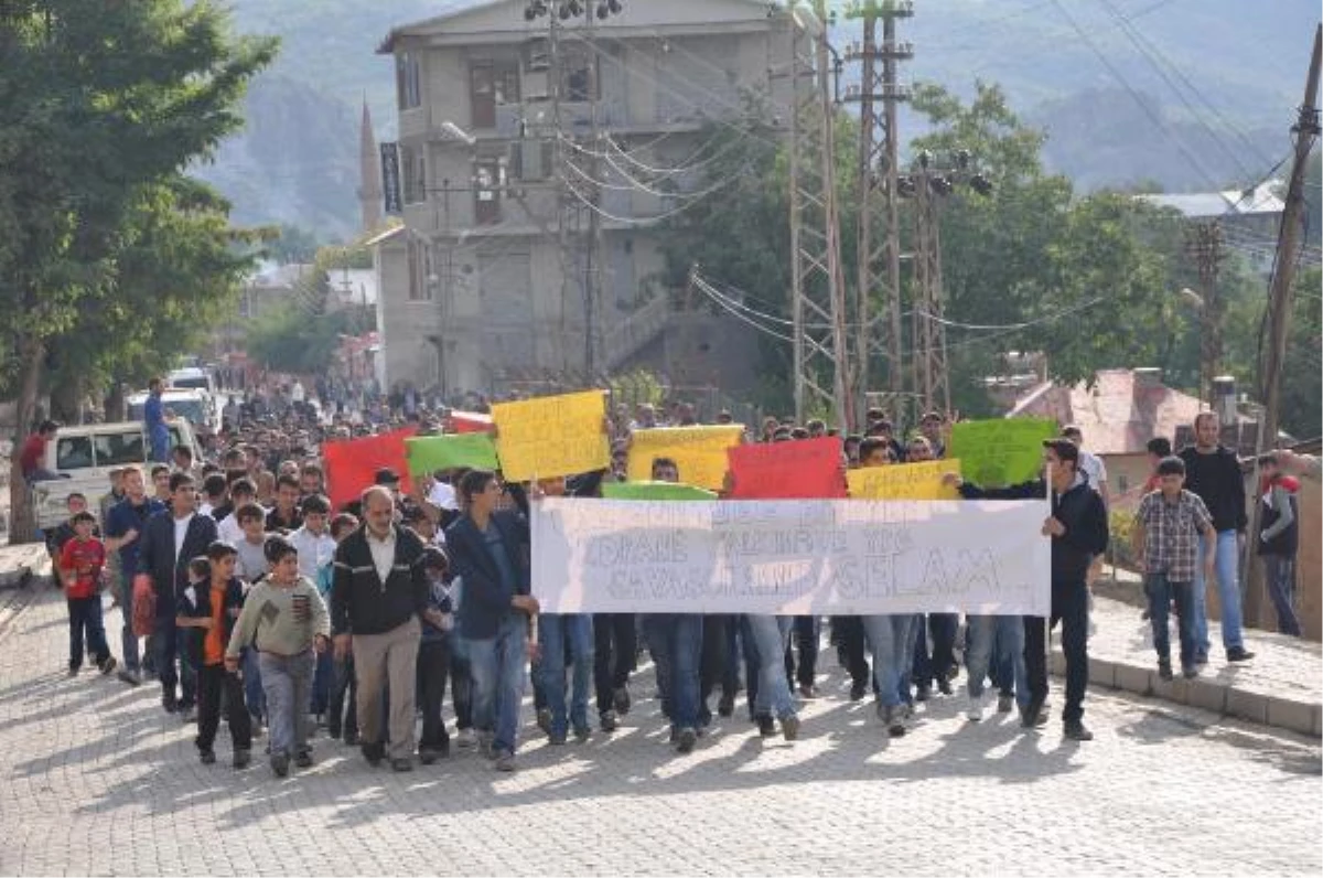 Çukurca\'da Kobani İçin Yürüyüş ve Basın Açıklaması Yapıldı