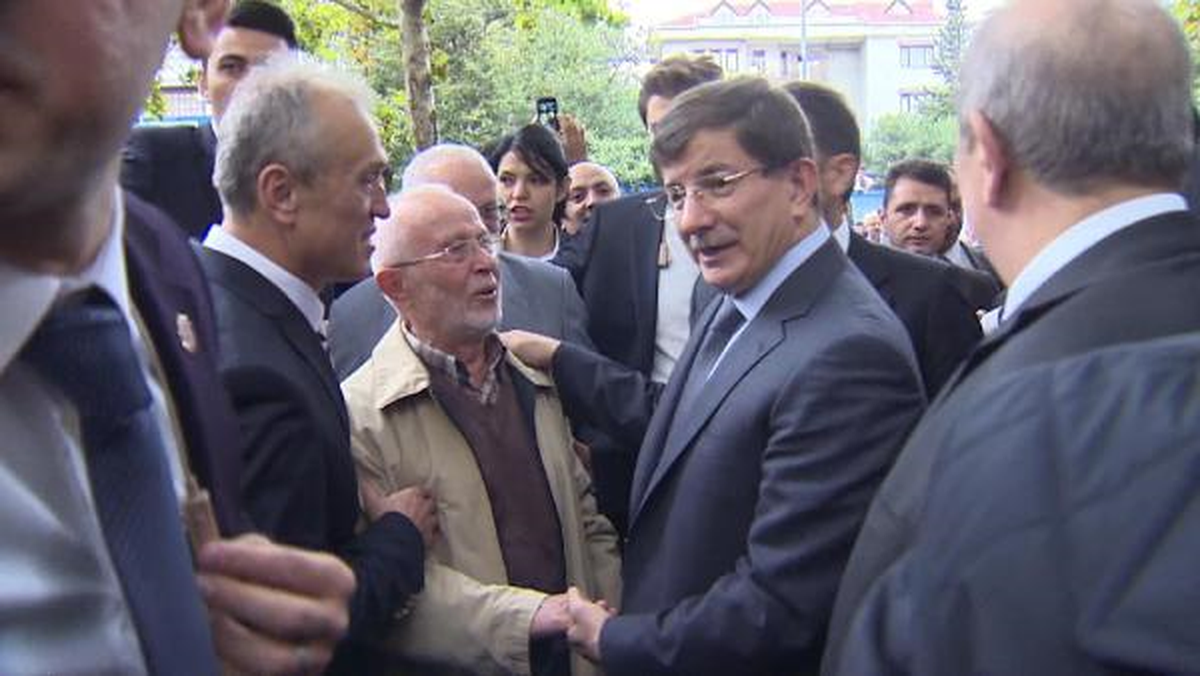 Davutoğlu, Çocuklarla Top Sektirdi, Bahşiş Verdi