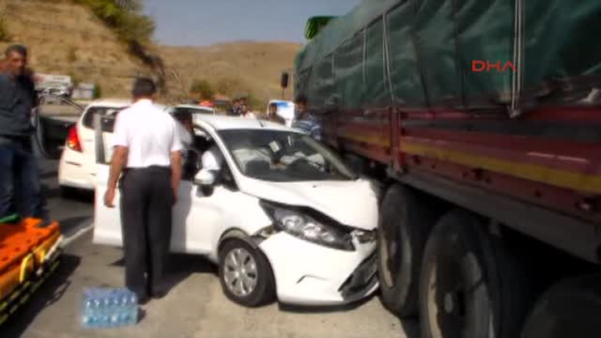 Elazığ-Malatya Karayolunda Kaza: 1\'i Polis 3 Kişi Yaralandı