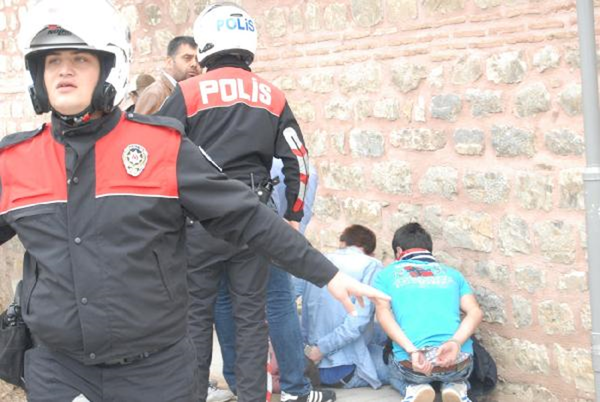 Gebze\'de 4 Kişi, Kimlik Soran 2 Polise Saldırdı