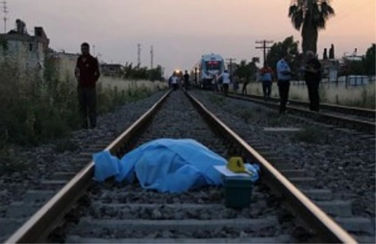 İzmir\'de Trenin Çarptığı Kişi Öldü